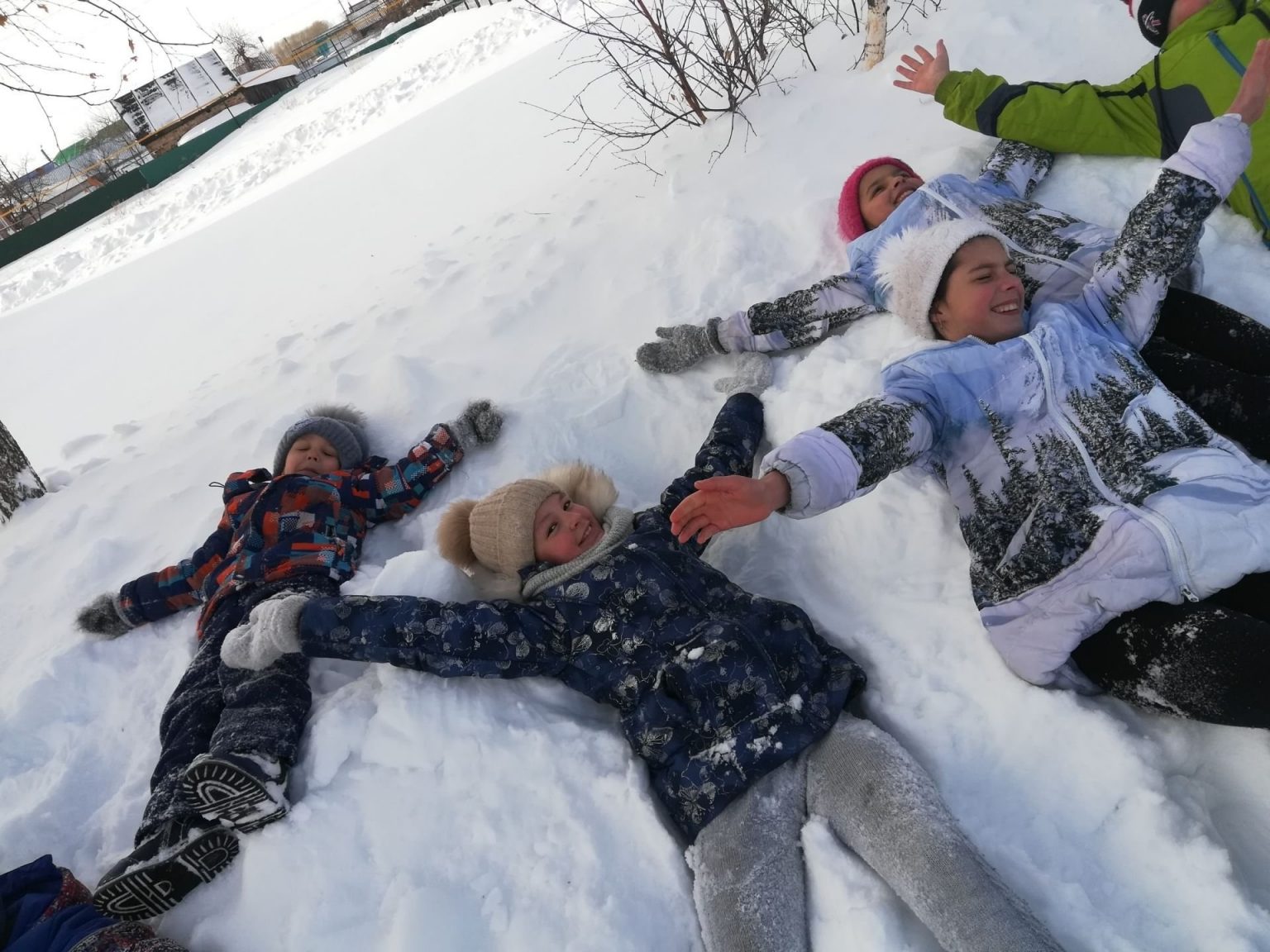 Зимние забавы. Зимние развлечения. Современные дети зимой. Снежные забавы для детей.